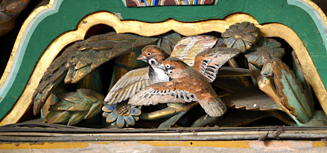 眠り猫の裏側で遊ぶ雀たち